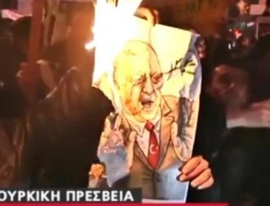 Έξω από την Τουρκική Πρεσβεία πραγματοποιούν διαμαρτυρία οι Κούρδοι (βίντεο)
